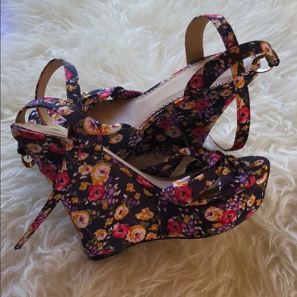 Navy and floral wedge sandal (size 8) - Picture 3 of 6